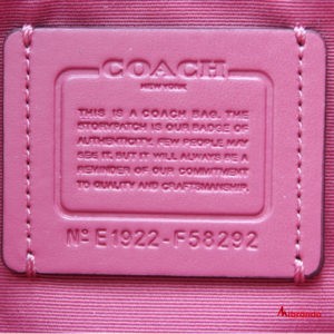 Bolso Tote CITY, con estampado y asas rosadas, de Coach.