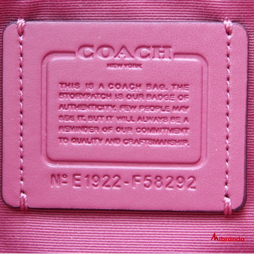 Bolso Tote CITY, con estampado y asas rosadas, de Coach.