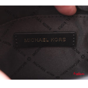 Bolso de hombro Kinsley, de Michael Kors, negro con cadenas doradas.