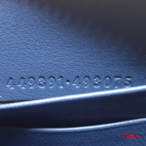 Gucci cartera con cremallera GG microguccíssima, en piel azul.