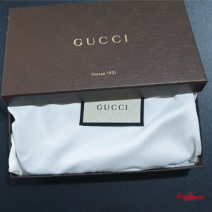 Gucci cartera con cremallera GG microguccíssima, en piel azul.