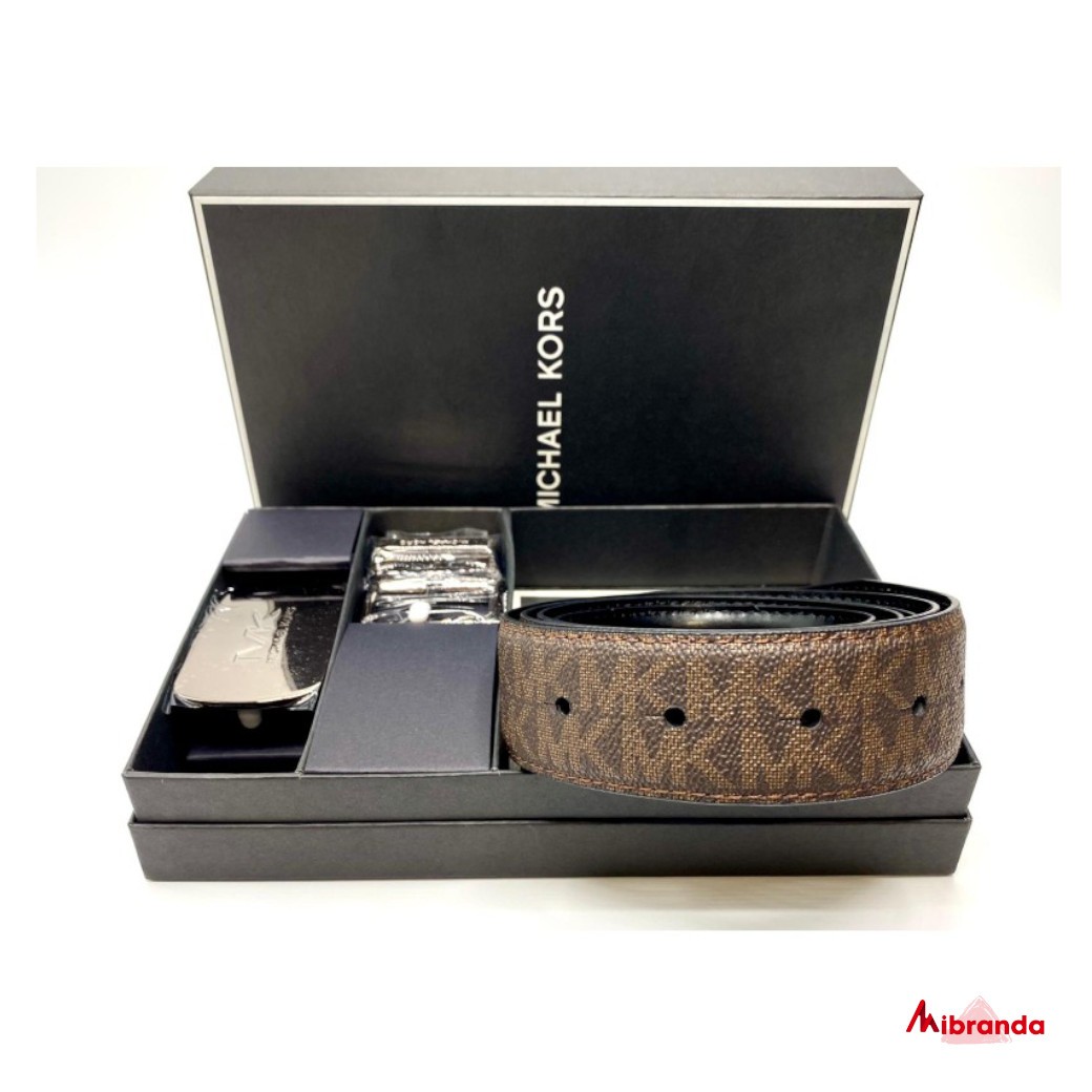 Cinturon reversible Michael Kors, en caja.