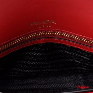 Bolso de hombro rojo con solapa, de Prada.