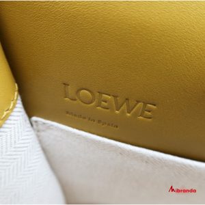 Bolso Tote Cushion Ocre, de Loewe.