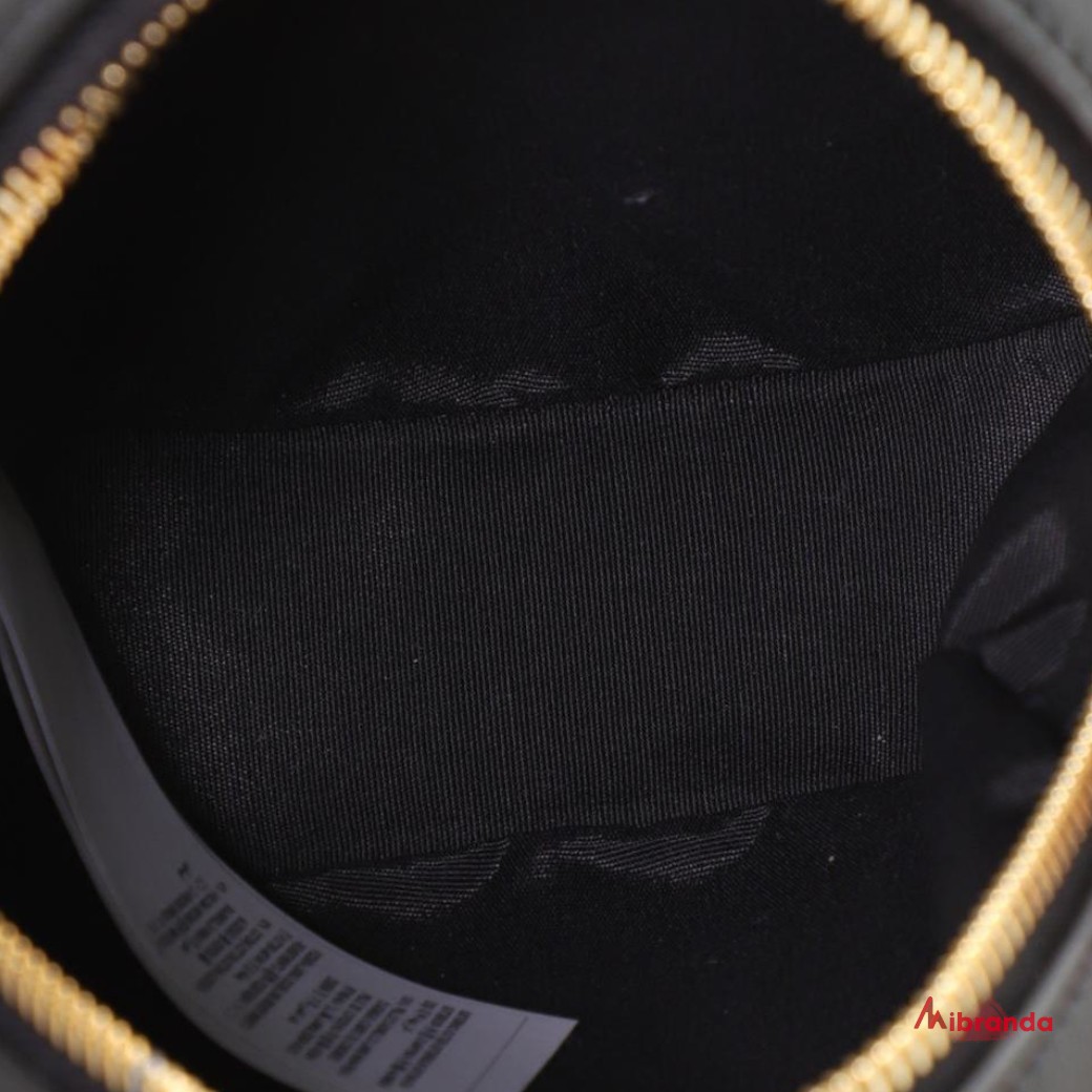 Bolso bandolera redonda, negro, con medusa, de Versace.