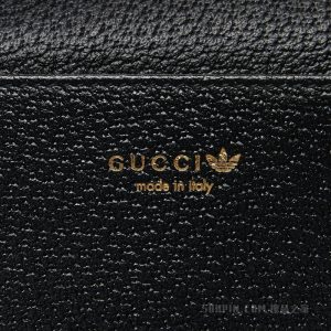 Bolso cartera con cadena roja, de Gucci x Adidas