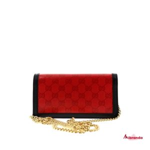 Bolso cartera con cadena roja, de Gucci x Adidas