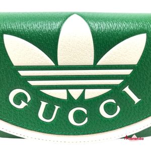 Bolso de hombro con solapa verde, de Gucci x Adidas.