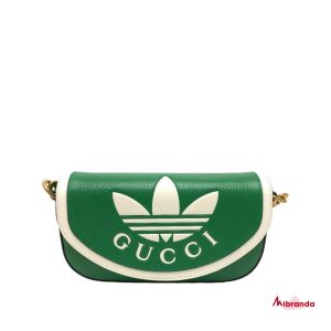 Bolso de hombro con solapa verde, de Gucci x Adidas.