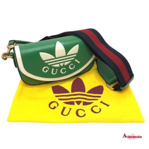 Bolso de hombro con solapa verde, de Gucci x Adidas.