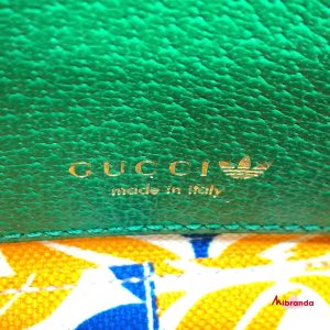 Bolso de hombro con solapa verde, de Gucci x Adidas.