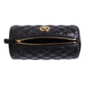 Pouch cilíndrico negro en piel acolchado, de Versace.