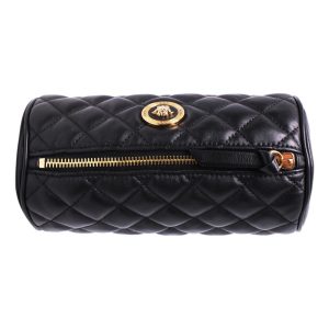 Pouch cilíndrico negro en piel acolchado, de Versace.