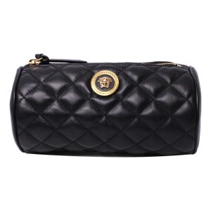 Pouch cilíndrico negro en piel acolchado, de Versace.