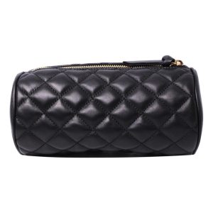 Pouch cilíndrico negro en piel acolchado, de Versace.