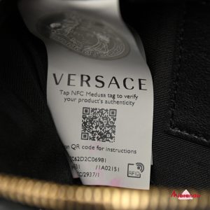 Riñonera en piel acolchada negra, de Versace