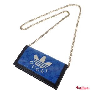 Bolso cartera azul con cadena, de Gucci x Adidas