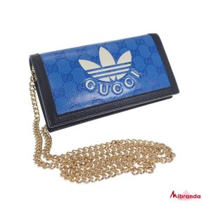 Bolso cartera azul con cadena, de Gucci x Adidas