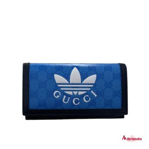 Bolso cartera azul con cadena, de Gucci x Adidas