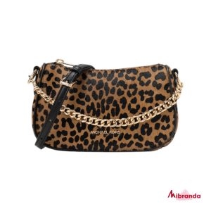 Bolso bandolera pochette Carmela, de Michael Kors.