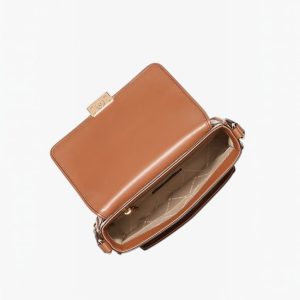 Bolso messenger Bradshaw mediano con logotipo, color vainilla de Michael Kors