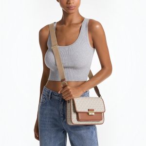 Bolso messenger Bradshaw mediano con logotipo, color vainilla de Michael Kors