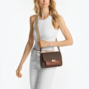 Bolso messenger Bradshaw mediano con logotipo, color marrón, de Michael Kors